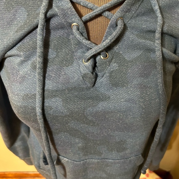 SUNDRY Women’s Long Sleeve Blue Camo Pullover Hoodie Size 2 Anthropologie - Picture 4 of 10